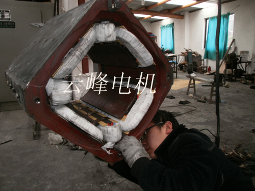 安装励磁线圈和换向线圈